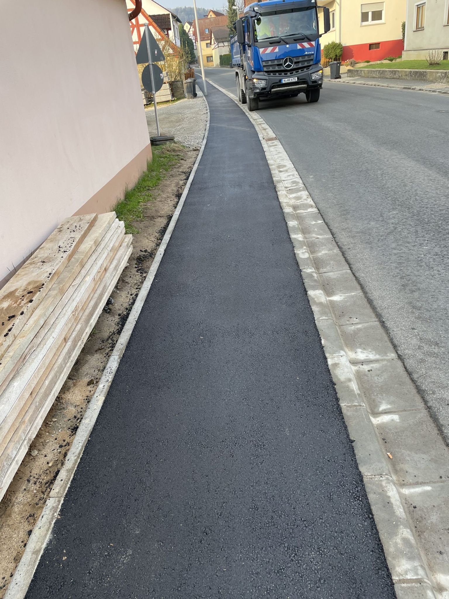 Asphaltstraße im Bau